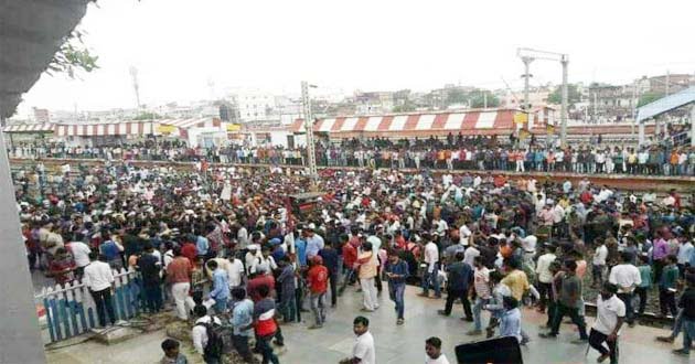 Image result for सासाराम स्टेशन में तोड़फोड़