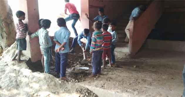 शर्मानाकः हेडमास्टर ने छात्रों को कलम की जगह थमा दी कुदाल