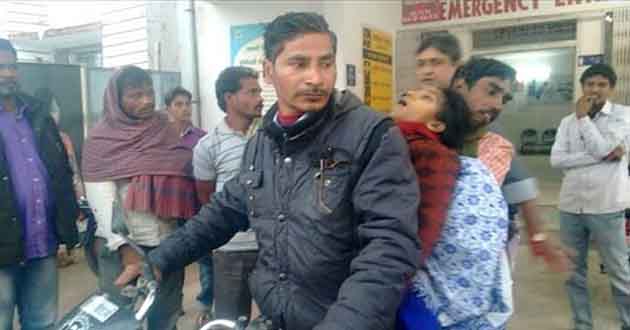 शर्मनाकः सदर अस्पताल से मोटरसाइकिल पर बेटी की लाश ढोते दिखा मजबूर बाप