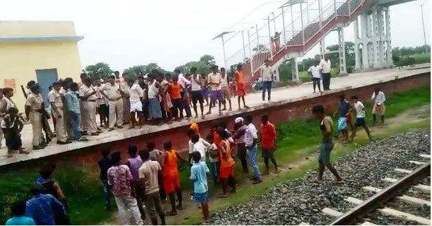 रेलवे स्टेशन पर अधेड़ की गोली मारकर सरेआम हत्या, एक महिला की हालत गंभीर 1 1 1