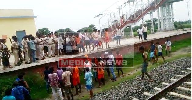 रेलवे स्टेशन पर अधेड़ की गोली मारकर सरेआम हत्या, एक महिला की हालत गंभीर 1 1 1