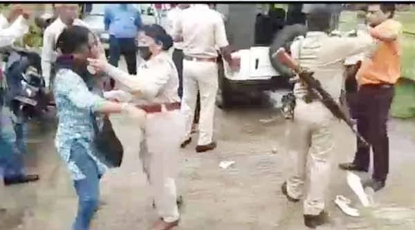 यूं बीच सड़क उलझे डॉक्टर दंपति, मीडिया के कैमरे के सामने खूब चले जूते-चप्पल 22 HAIGH VOLTAGE DRAMA DR. FAMILY 2