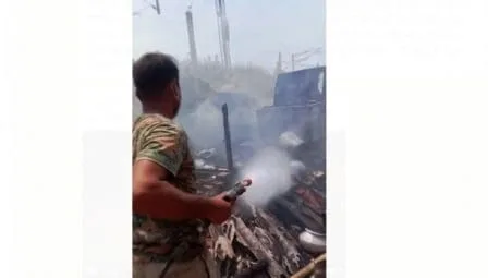 अचानक लगी आग में मजदूर दंपति के 3 पुत्री और 1 पुत्र समेत 4 बच्चे राख 1 Three children of the same family and four sons including a son were ashes in the sudden fire