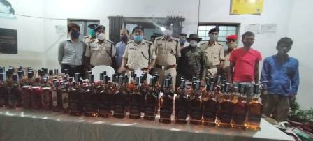 Two smugglers of Fatuha Arwal carrying a large consignment of liquor from a passenger bus were caught in Ormanjhi 4