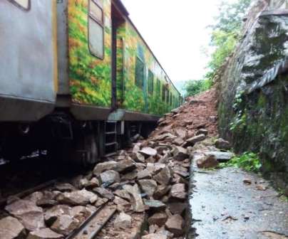 Mountains filled like this on railway line engine of New Delhi Ranchi Rajdhani Express damaged major accident averted 2