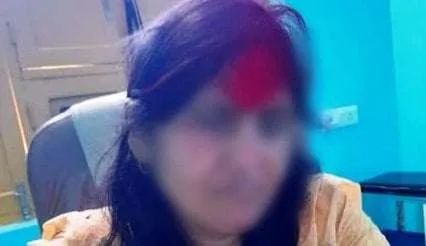 कंपाउंडर ने प्रखंड चिकित्सा पदाधिकारी की मांग में जबरन सिंदूर डाल किया फोटो-वीडियो वायरल! 14 The compounder forcibly put vermilion in the demand of the Block Medical Officer the photo video went viral 2