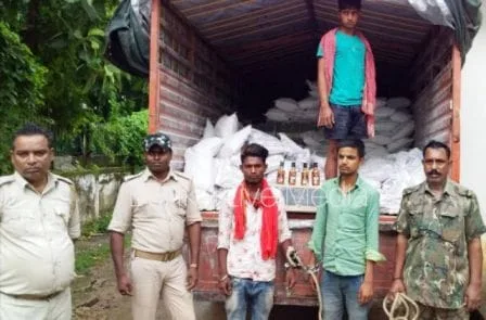 एक बड़ा शराब रैकेट का खुलासा, 30 लाख की शराब लदी ट्रक समेत 2 तस्कर धराए 1 A big liquor racket exposed 2 smugglers arrested including a truck laden with liquor worth 30 lakhs 1