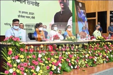 सीएम ने निक्की प्रधान-सलीमा टेटे को 50-50 लाख नगद समेत सौंपे कई उपहार और कहा... 1 CM handed over many gifts including 50 50 lakh cash to Nikki Pradhan Salima Tete and said.. 1