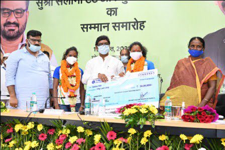 CM handed over many gifts including 50 50 lakh cash to Nikki Pradhan Salima Tete and said.. 3