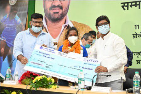CM handed over many gifts including 50 50 lakh cash to Nikki Pradhan Salima Tete and said.. 6