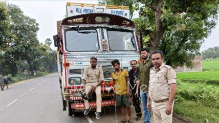 हिमाचल की ट्रक, उतराखंड की शराब, बिहार में जप्त, 25 लाख की शराब समेत 2 धराए