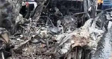 सीधी टक्कर बाद बस और कार में लगी भीषण आग में 1 बच्चा समेत 5 लोग हुए राख 1 5 people including 1 child were burnt to ashes in a fierce fire in bus and car after a direct collision 1 1