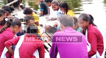 मिसालः यूं नाव पर शिक्षा की अलख जगा रहे हैं कटिहार के नाविक शिक्षक 1 Example Sailor teachers of Katihar are raising the flame of education on a boat 2