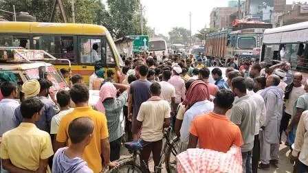 यूरिया खाद की किल्लत से परेशान किसानों का विश्वशांति चौक पर सड़क जाम 1 Farmers troubled by the shortage of urea fertilizer road jam at Vishwashanti Chowk