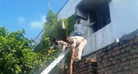 एसपी दफ्तर में लगी भीषण आग, लैपटॉप, कंप्यूटर, पंखें समेत सब कागजात हुए राख 1 Fierce fire in SP office all papers including laptop computer fans were burnt to ashes 1