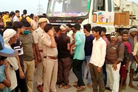 Gaya hurry road in Nalanda Container truck scored 7 bike riders 6 people killed a serious 1