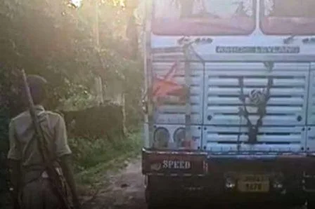 सुशासनः बालू माफियाओं ने खनन अधिकारी समेत पुलिस बल को दौड़ा-दौड़ा कर पीटा ! 14 Good Governance The sand mafia ran and beat the police force including the mining officer