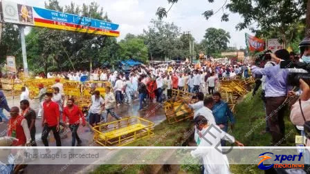 विधानसभा के बाहर भाजपाईयों पर लाठीचार्ज, धरना पर बैठे बाबूलाल-दीपक-रघुवर 1 Lathicharge on BJP workers outside the assembly Babulal Deepak Raghuvar sitting on dharna 1