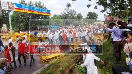 विधानसभा के बाहर भाजपाईयों पर लाठीचार्ज, धरना पर बैठे बाबूलाल-दीपक-रघुवर 1 Lathicharge on BJP workers outside the assembly Babulal Deepak Raghuvar sitting on dharna 1