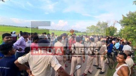 बोलेरो से कुचलकर मुखिया की हत्या, विरोध में भारी हंगामा,तोड़फोड़,सड़क जाम 1 Murder of chieftain by crushing Bolero huge uproar in protest sabotage road jam 1