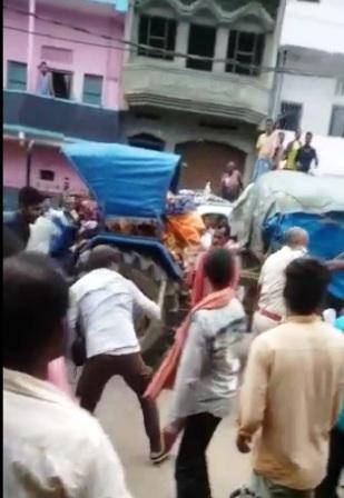 Nalanda Farmers boiled over fertilizer created a ruckus by blocking the road beaten up the policemen fiercely 2