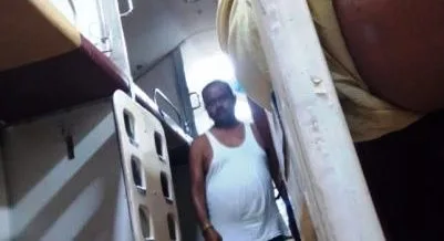 तेजस ट्रेन में यूं अंडर वियर में घूमकर गाली-गलौज करता रहा जदयू विधायक ! 1 This JDU MLA kept abusing while roaming in his underwear in Tejas train