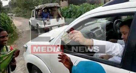 तेजस्वी ने बाँटे नोट, वीडियो वायरल, जदयू के प्रहार पर राजद भी गजब बोली ! 1 तेजस्वी ने बाँटे नोट वीडियो वायरल जदयू के प्रहार पर राजद बोली इसमें क्या बुराई