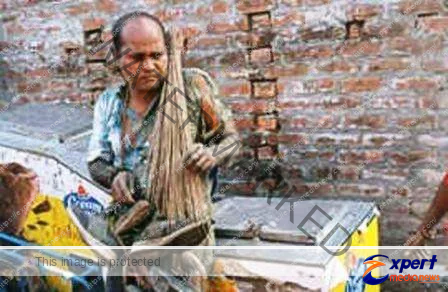 10 साल की बच्ची संग अधेड़ कर रहा था दुष्कर्म, लोगों ने जूते की माला पहना पूरे शहर घुमाया 1 10 year old girl was being raped by a middle aged girl people wore garlands of shoes and roamed the whole city 1