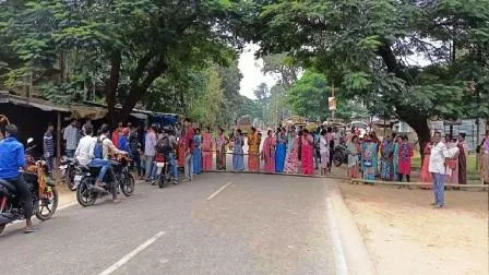 झूलते तार की करंट से ढलाई कार्य में जुटे 2 मजदूरों की मौत, अन्य जख्मी 10 मजदूरों में कई गंभीर 1 Due to the current of the swinging wire 2 laborers engaged in casting work died many other injured 10 laborers were serious.