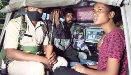 जमशेदपुरः खाली क्वार्टर में ब्राउन शुगर का सेवन करते युवती समेत 7 धराए 12 Jamshedpur 7 arrested including a girl while consuming brown sugar in empty quarters