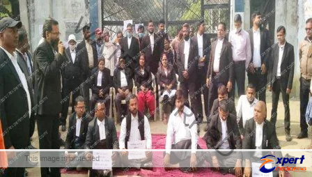 ज़िला सत्र न्यायाधीश की कथित मनमानी के खिलाफ धरना पर बैठे अधिवक्ता 1 Advocates sitting on dharna against the alleged arbitrariness of District Sessions Judge