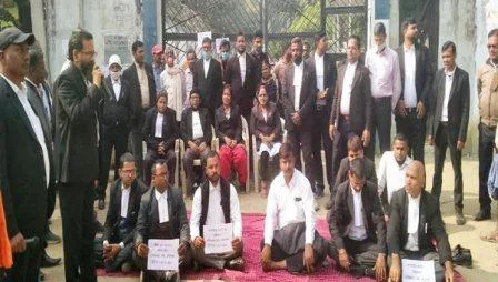 ज़िला सत्र न्यायाधीश की कथित मनमानी के खिलाफ धरना पर बैठे अधिवक्ता 1 Advocates sitting on dharna against the alleged arbitrariness of District Sessions Judge