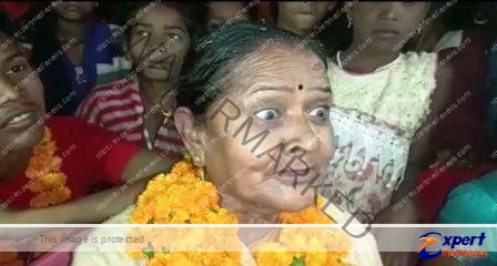 गर्मजोशी से स्वागत के बीच पद्मश्री छुटनी महतो ने पीएम मोदी को बताया धर्म भाई 1 Amidst the warm welcome Padma Shri Chutni Mahto told PM Modi Dharma Bhai 2