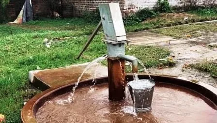 यहाँ है एक ऐसा अनोखा चापाकल, जहां खुद निकलता रहता है 8-10 महीने शुद्ध पानी 1 Here is such a unique hand pump where pure water keeps on coming out on its own for 8 10 months 2
