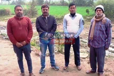 अनुमंडलीय आंचलिक पत्रकार संघ के पत्रकारों ने काला बिल्ला लगाकर समाचार संकलन किया 1 Journalists of Sub Divisional Zonal Journalists Association compiled news by wearing black badges