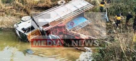 कृषक यंत्र लोडेड ट्रक अनियंत्रित होकर यूं खाई में पलटी, चालक गंभीर 1 Farmer machine loaded truck overturned in a ditch uncontrollably driver serious