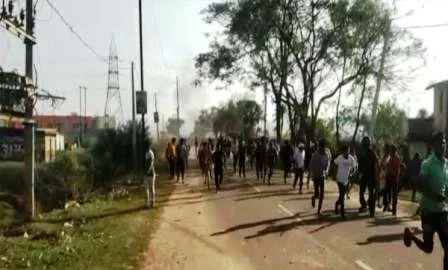 टंडवा एनटीपीसी में रैयतों का भारी बवाल, 60 वाहनों में लगाई आग, 200 लोगों के खिलाफ एफआईआर 1 Heavy ruckus of ryots in Tandwa NTPC 60 vehicles set on fire FIR against 200 people