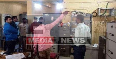 नालंदाः दक्षिण बिहार ग्रामीण बैंक बड़गांव शाखा में दिनदहाड़े 7.5 लाख की लूट, CCTV भी नोंच गए 1 Nalanda 7.5 lakh looted in broad daylight in South Bihar Gramin Bank Badgaon branch