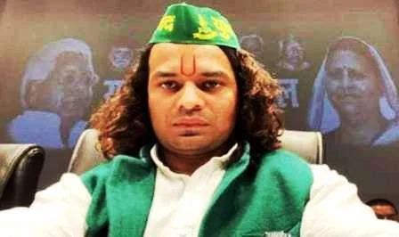 राजद नेता को राबड़ी आवास के बंद कमरे में नंगा कर पीटने के आरोपी लालू पुत्र तेजप्रताप अब देगें पार्टी से इस्तीफा 1 Lalus son Tej Pratap accused of beating RJD leader naked in Rabri residence and beating him in a closed room will now resign from the party