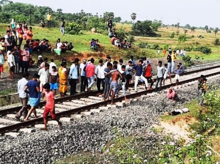 After killing 3 minors including a girl in a love affair put the dead body on the railway track 1