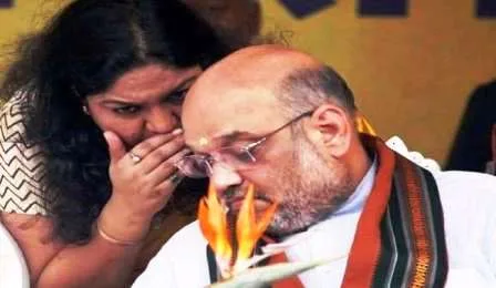 अमित शाह के कान में कुछ कहती पूजा सिंघल की यह फोटो पोस्ट करने पर एफआईआर 1 FIR for posting photo of Pooja Singhal saying something in Amit Shahs ear
