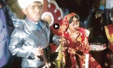 सोशल मीडिया की सुर्खियां बनी यह अनोखी शादी, वर-वधू संग सेल्फी लेने की मची होड़ 1 This unique wedding became the headlines of social media there was a competition to take selfie with the bride and groom 2