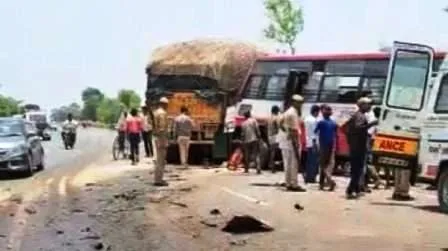 लखीमपुर खीरी में बस-ट्रक की भिड़ंत में 4 लोगों की मौत, 12 लोग गंभीर 9 4 killed 12 serious in bus truck collision in Lakhimpur Kheri 1