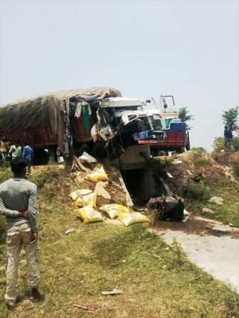4 killed 12 serious in bus truck collision in Lakhimpur Kheri 2