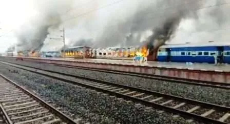 अग्निपथः बरौनी जंक्शन के पास लोहित एक्सप्रेस ट्रेन में लगाई आग, आवागमन ठप 1 Agneepath Fire in Lohit Express train near Barauni Junction traffic stalled