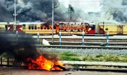 अग्निपथः दानापुर रेल डिविज़न को 200 करोड़ रुपये का नुक़सान, 50 रेलवे कोच और 5 इंजन हुए राख 1 Agneepath Rs 200 crore loss to Danapur rail division 50 railway coaches and 5 locomotives to ashes 1