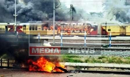 अग्निपथः दानापुर रेल डिविज़न को 200 करोड़ रुपये का नुक़सान, 50 रेलवे कोच और 5 इंजन हुए राख 1 Agneepath Rs 200 crore loss to Danapur rail division 50 railway coaches and 5 locomotives to ashes 1