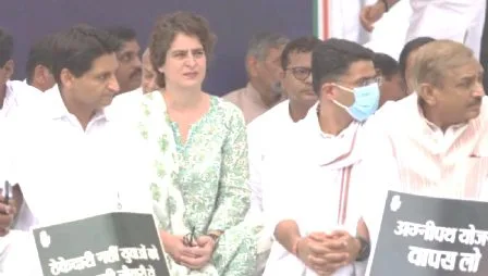 युवाओं और सेना के हित में नहीं है 'अग्निपथ' योजना, जारी रहेगा विरोध : प्रियंका गांधी 1 Agnipath scheme is not in the interest of youth and army protests will continue Priyanka Gandhi
