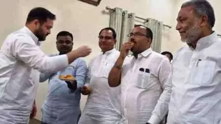 बिहारः ओवैसी का खेल खत्म, AIMIM के 5 में से 4 MLA ने RJD में शामिल 1 Bihar Owaisis game over 4 out of 5 MLAs of AIMIM join RJD