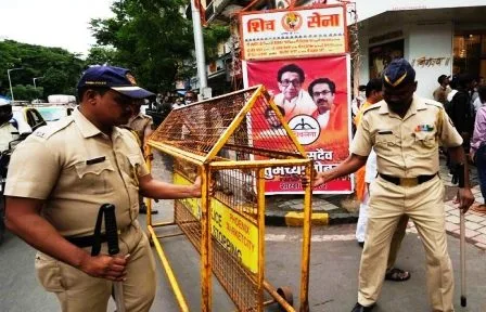 मुंबई में तोड़फोड़ शुरु, 19 शिवसैनिक गिरफ्तार, 10 जुलाई तक पूरे महानगर में कर्फ्यू 1 Demolition started in Mumbai 19 Shiv Sainiks arrested curfew in entire metropolis till July 10